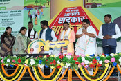 KODERMA, DEC 5 (UNI):- Jharkhand Chief Minister Hemant Soren felicitate people during ‘Aapki Sarkar, Aapke Dawar’ Programme in Koderma, Jharkhand on Tuesday.UNI PHOTO-99U KODERMA, DEC 5 (UNI):- Jharkhand Chief Minister Hemant Soren felicitate people during ‘Aapki Sarkar, Aapke Dawar’ Programme in Koderma, Jharkhand on Tuesday.UNI PHOTO-99U