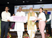 NEW DELHI, JUN 4 (UNI):- Union Minister for Environment, Forest and Climate Change, Labour and Employment, Bhupender Yadav distributes winning awards to winners at Award Ceremony for Trash to Treasure Hackathon, Dharti Kare Pukaar, Youth Conclave and Inter-School Painting Competition on the eve of World Environment Day in the presence of the Minister of State for Consumer Affairs, Food and Public Distribution, Environment, Forest and Climate Change, Ashwini Kumar Choubey at Indira Paryavaran Bhawan, in New Delhi on Sunday.UNI PHOTO-93U NEW DELHI, JUN 4 (UNI):- Union Minister for Environment, Forest and Climate Change, Labour and Employment, Bhupender Yadav distributes winning awards to winners at Award Ceremony for Trash to Treasure Hackathon, Dharti Kare Pukaar, Youth Conclave and Inter-School Painting Competition on the eve of World Environment Day in the presence of the Minister of State for Consumer Affairs, Food and Public Distribution, Environment, Forest and Climate Change, Ashwini Kumar Choubey at Indira Paryavaran Bhawan, in New Delhi on Sunday.UNI PHOTO-93U