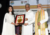 NEW DELHI, JUN 4 (UNI):- Union Minister for Environment, Forest and Climate Change, Labour and Employment,  Bhupender Yadav distributes winning awards to winners at Award Ceremony for Trash to Treasure Hackathon, Dharti Kare Pukaar, Youth Conclave and Inter-School Painting Competition on the eve of World Environment Day in the presence of the Minister of State for Consumer Affairs, Food and Public Distribution, Environment, Forest and Climate Change, Ashwini Kumar Choubey at Indira Paryavaran Bhawan, in New Delhi on Sunday.UNI PHOTO-97U