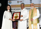 NEW DELHI, JUN 4 (UNI):- Union Minister for Environment, Forest and Climate Change, Labour and Employment, Bhupender Yadav distributes winning awards to winners at Award Ceremony for Trash to Treasure Hackathon, Dharti Kare Pukaar, Youth Conclave and Inter-School Painting Competition on the eve of World Environment Day in the presence of the Minister of State for Consumer Affairs, Food and Public Distribution, Environment, Forest and Climate Change, Ashwini Kumar Choubey at Indira Paryavaran Bhawan, in New Delhi on Sunday.UNI PHOTO-97U NEW DELHI, JUN 4 (UNI):- Union Minister for Environment, Forest and Climate Change, Labour and Employment, Bhupender Yadav distributes winning awards to winners at Award Ceremony for Trash to Treasure Hackathon, Dharti Kare Pukaar, Youth Conclave and Inter-School Painting Competition on the eve of World Environment Day in the presence of the Minister of State for Consumer Affairs, Food and Public Distribution, Environment, Forest and Climate Change, Ashwini Kumar Choubey at Indira Paryavaran Bhawan, in New Delhi on Sunday.UNI PHOTO-97U