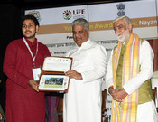 NEW DELHI, JUN 4 (UNI):- Union Minister for Environment, Forest and Climate Change, Labour and Employment, Bhupender Yadav distributes winning awards to winners at Award Ceremony for Trash to Treasure Hackathon, Dharti Kare Pukaar, Youth Conclave and Inter-School Painting Competition on the eve of World Environment Day in the presence of the Minister of State for Consumer Affairs, Food and Public Distribution, Environment, Forest and Climate Change, Ashwini Kumar Choubey at Indira Paryavaran Bhawan, in New Delhi on Sunday.UNI PHOTO-98U NEW DELHI, JUN 4 (UNI):- Union Minister for Environment, Forest and Climate Change, Labour and Employment, Bhupender Yadav distributes winning awards to winners at Award Ceremony for Trash to Treasure Hackathon, Dharti Kare Pukaar, Youth Conclave and Inter-School Painting Competition on the eve of World Environment Day in the presence of the Minister of State for Consumer Affairs, Food and Public Distribution, Environment, Forest and Climate Change, Ashwini Kumar Choubey at Indira Paryavaran Bhawan, in New Delhi on Sunday.UNI PHOTO-98U