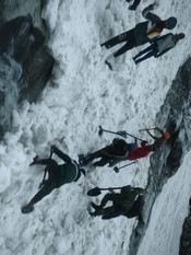 HEMKUND SAHIB, JUNE 4 (UNI):- Rescue team searching for trapped people after avalanche on Hemkund yatra route on Sunday.UNI PHOTO-AKX7U