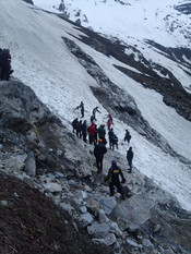 HEMKUND SAHIB, JUNE 4 (UNI):- Rescue team searching for trapped people after avalanche on Hemkund yatra route on Sunday.UNI PHOTO-AKX8U HEMKUND SAHIB, JUNE 4 (UNI):- Rescue team searching for trapped people after avalanche on Hemkund yatra route on Sunday.UNI PHOTO-AKX8U