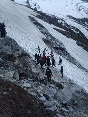 HEMKUND SAHIB, JUNE 4 (UNI):- Rescue team searching for trapped people after avalanche on Hemkund yatra route on Sunday.UNI PHOTO-AKX9U