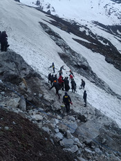 HEMKUND SAHIB, JUNE 4 (UNI):- Rescue team searching for trapped people after avalanche on Hemkund yatra route on Sunday.UNI PHOTO-AKX9U HEMKUND SAHIB, JUNE 4 (UNI):- Rescue team searching for trapped people after avalanche on Hemkund yatra route on Sunday.UNI PHOTO-AKX9U