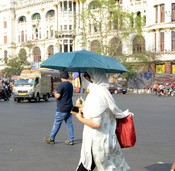 KOLKATA, APR 27 (UNI):- A girl cover her face to protect herself from scorching sun during hot afternoon in Kolkata on Saturday. UNI PHOTO-71U