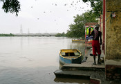 DELHI, AUG 08 (UNI):- The Yamuna River’s water level nears the danger mark as it crosses embankment steps. Authorities issue alerts to residents in low-lying areas amid rising flood risks at Yamuna Ghat in Delhi on Friday. UNI PHOTO- RITIK SHARMA 2U DELHI, AUG 08 (UNI):- The Yamuna River’s water level nears the danger mark as it crosses embankment steps. Authorities issue alerts to residents in low-lying areas amid rising flood risks at Yamuna Ghat in Delhi on Friday. UNI PHOTO- RITIK SHARMA 2U