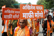 LUCKNOW, 15 JUL (UNI):- Activists of the Sanatan Raksha Sangathan take part in a protest march against Samajwadi Party chief Akhilesh Yadav over his statements regarding the Ayodhya Ram Mandir and alleged theft of donations at the temple, at Hazratganj crossing in Lucknow on Wednesday. UNI PHOTO-9U